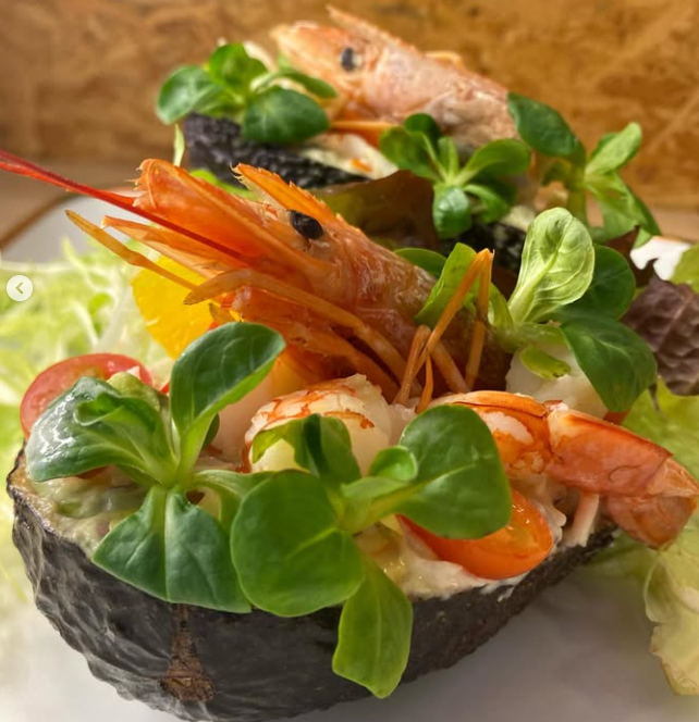 El Restaurant Plat'in Gourmet és molt més que un simple lloc on dinar; és una experiència gastronòmica que es defineix per la seva excel·lència i cura en cada detall. Tant al restaurant com en la seva botiga de menjar preparat per emportar a casa o a l'empresa, es pot notar un compromís inqüestionable amb la qualitat i l'autenticitat. Aquí tens alguns aspectes positius que destaquen: - Innovació culinària: Els seus xefs combinen tècniques tradicionals amb un toc modern, creant plats que exploren sabors autèntics i innovadors. Cada recepta és una invitació a descobrir noves textures i aromes, demostrant una passió per la cuina que es percep en cada creació. - Ingredients de primera qualitat: L’enfocament en l’ús d’ingredients frescos, locals i de temporada és clau. Aquesta selecció rigorosa no només garanteix el sabor inconfusible de cada plat, sinó que també reflecteix un respecte pel medi ambient i per la tracció de productes autèntics i sostenibles. - Presentació i detall: Tant en l’experiència gastronòmica del restaurant com en la botiga per emportar, cada plat és presentat amb una cura excepcional. Aquesta atenció als detalls fa que fins i tot el menjar preparat per emportar sigui una obra d’art, cosa que permet gaudir d’una qualitat gourmet sense renunciar a la comoditat. - Experiència completa: La proposta de Plat'in Gourmet va més enllà dels plats: és una immersió en una atmosfera acollidora i un servei atent que fa sentir cada client especial. La passió per la cuina es reflecteix en l’ambient del restaurant i en com es transmet aquesta experiència als plats que portes a casa. - Gourmet per emportar: La botiga d’emportat és ideal perquè et permet gaudir d’un menjar de gran qualitat en qualsevol espai. És perfectament pensada per a aquells moments en què desitges tenir a casa una experiència culinària elevant, amb plats que mantenen el gust, la frescor i la sofisticació pròpia d’un restaurant d’elit. Aquest compromís amb l’excel·lència gastronòmica converteix Plat'in Gourmet en una referència pel que fa a l’oferta culinària d’alta gamma a preus assequibles. Tant si busques una experiència en un ambient elegant com si prefereixes portar-te a casa el millor de la cuina, aquest restaurant demostra que la passió per la qualitat pot transformar un àpat en una veritable celebració de sabors.
