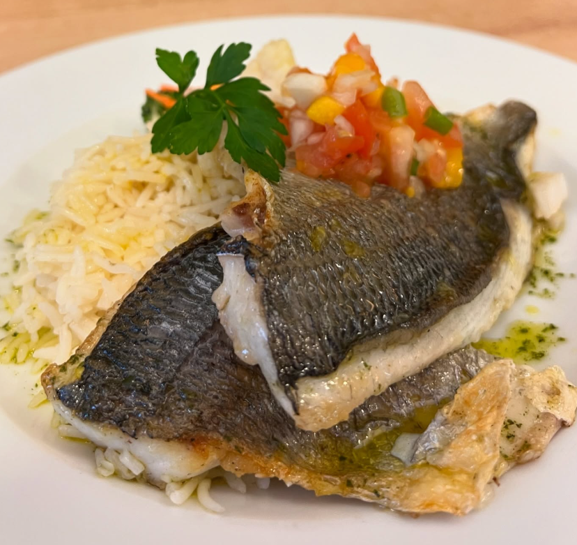 El Restaurant Plat'in Gourmet destaca per la seva capacitat de combinar alta gastronomia amb creativitat culinària, però si hi ha una especialitat que realment el defineix és el seu compromís amb la qualitat i la sofisticació en cada detall dels seus plats i experiències.

Entre els plats que podrien considerar-se autèntiques especialitats, n'hi ha alguns que capturen perfectament l'essència del restaurant:

- Risotto de bolets silvestres amb tòfona negra: Reconegut per la seva cremositat i intensitat, aquest plat és un homenatge als ingredients de temporada i un exemple brillant de com Plat'in transforma ingredients simples en obres mestres gastronòmiques.

- Filet de vedella al bany de vi negre i herbes aromàtiques: Aquest plat reflecteix l'excel·lència culinària de Plat'in, amb una vedella succulenta i una salsa rica i aromàtica que crea un perfil de sabor únic.

- Mousse de xocolata negra amb flor de sal i pinyons: Com a postres, aquest plat és emblemàtic del restaurant. La combinació de dolçor intensa de la xocolata, el toc salat i la textura cruixent dels pinyons resumeix la seva filosofia gourmet.

L'especialitat de Plat'in Gourmet va més enllà d'un sol plat. És el conjunt: la presentació impecable, l'ús d'ingredients frescos i de temporada, el servei atent i un ambient refinat que converteixen cada visita en una experiència inoblidable. Aquesta passió per oferir una gastronomia autèntica i detallada és la seva veritable especialitat.

T’agradaria explorar com aquesta identitat culinària podria destacar encara més en una estratègia de màrqueting? Potser potenciant aquestes especialitats amb històries visuals i narratives que transmetin la seva passió per la cuina. Crec que seria fascinant!

