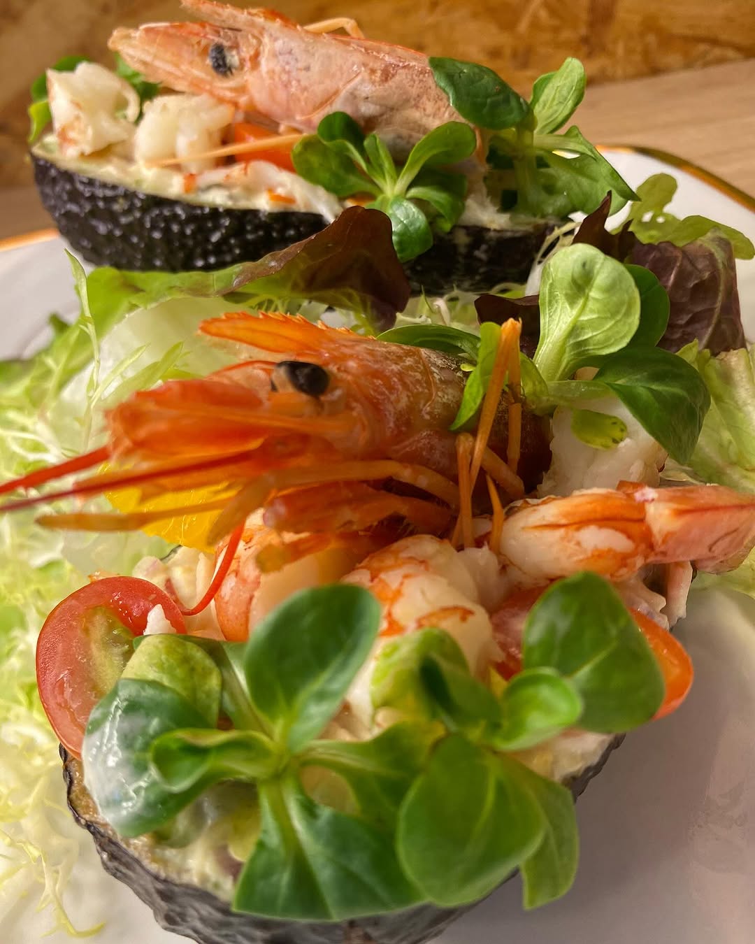 El Restaurant Plat'in Gourmet és molt més que un simple lloc on dinar; és una experiència gastronòmica que es defineix per la seva excel·lència i cura en cada detall. Tant al restaurant com en la seva botiga de menjar preparat per emportar a casa o a l'empresa, es pot notar un compromís inqüestionable amb la qualitat i l'autenticitat. Aquí tens alguns aspectes positius que destaquen: - Innovació culinària:     Els seus xefs combinen tècniques tradicionals amb un toc modern, creant plats que exploren sabors autèntics i innovadors. Cada recepta és una invitació a descobrir noves textures i aromes, demostrant una passió per la cuina que es percep en cada creació. - Ingredients de primera qualitat:     L’enfocament en l’ús d’ingredients frescos, locals i de temporada és clau. Aquesta selecció rigorosa no només garanteix el sabor inconfusible de cada plat, sinó que també reflecteix un respecte pel medi ambient i per la tracció de productes autèntics i sostenibles. - Presentació i detall:     Tant en l’experiència gastronòmica del restaurant com en la botiga per emportar, cada plat és presentat amb una cura excepcional. Aquesta atenció als detalls fa que fins i tot el menjar preparat per emportar sigui una obra d’art, cosa que permet gaudir d’una qualitat gourmet sense renunciar a la comoditat. - Experiència completa:     La proposta de Plat'in Gourmet va més enllà dels plats: és una immersió en una atmosfera acollidora i un servei atent que fa sentir cada client especial. La passió per la cuina es reflecteix en l’ambient del restaurant i en com es transmet aquesta experiència als plats que portes a casa. - Gourmet per emportar:     La botiga d’emportat és ideal perquè et permet gaudir d’un menjar de gran qualitat en qualsevol espai. És perfectament pensada per a aquells moments en què desitges tenir a casa una experiència culinària elevant, amb plats que mantenen el gust, la frescor i la sofisticació pròpia d’un restaurant d’elit. Aquest compromís amb l’excel·lència gastronòmica converteix Plat'in Gourmet en una referència pel que fa a l’oferta culinària d’alta gamma a preus assequibles. Tant si busques una experiència en un ambient elegant com si prefereixes portar-te a casa el millor de la cuina, aquest restaurant demostra que la passió per la qualitat pot transformar un àpat en una veritable celebració de sabors.