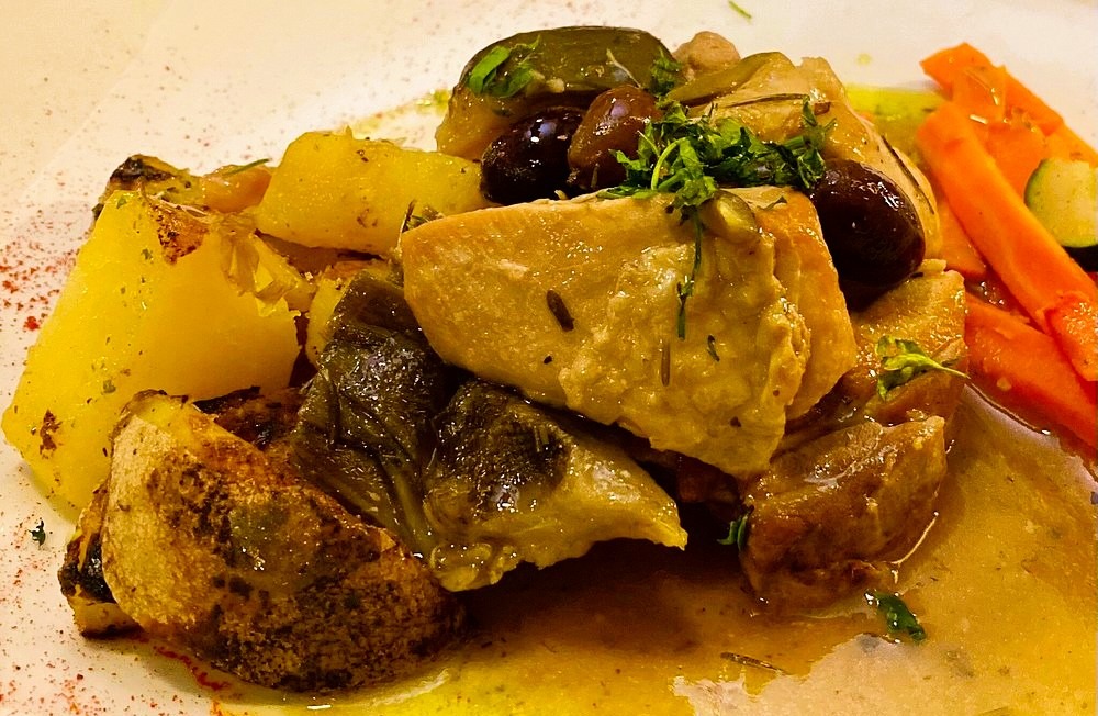 Parfait : plats, cadre, service qualitatifs. Parfait. Les mets étaient tops, la présentation et les vins proposés super. Le service très qualitatif, il y a du métier, car beaucoup de prestances. Calme et agréable. Vraiment super.