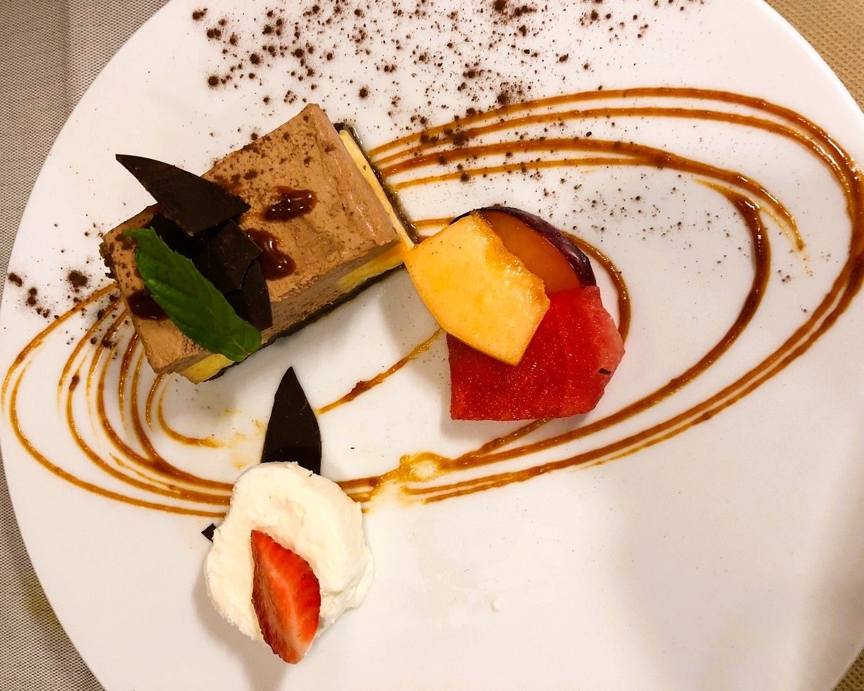 Explosion de saveurs. Un restaurant de qualité avec un personnel agréable, professionnel et très gentil. Des plats cuisinés avec amour et que des produits frais. À recommander !