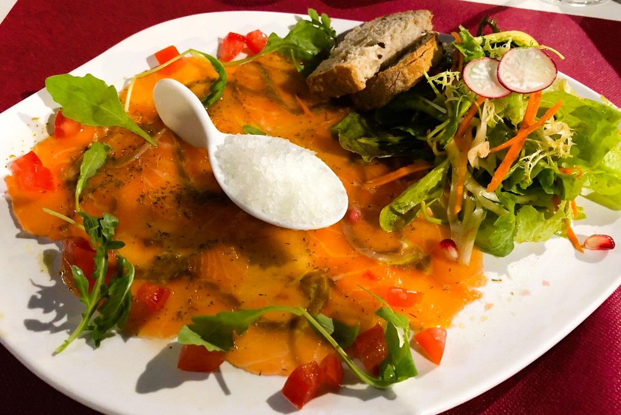 Service impeccable et sympathique. Très bon petit restaurant à Andorre, très bonne cuisine et plats raffinés et très bien présentés, de l’entrée au dessert, c'est parfait au mois de septembre, cela est mieux à l’intérieur, car le restaurant ouvre à 20 heures à la terrasse il fait un peu frais. En entrée, je vous conseille la salade gourmande ou le saumon mariné à l’aneth, en plat le merlu est excellent servi avec l’aubergine rôtie, en dessert le gâteau au chocolat est délicieux ou l’avalanche de fruits frais tout est fait maison À ne pas manquer.