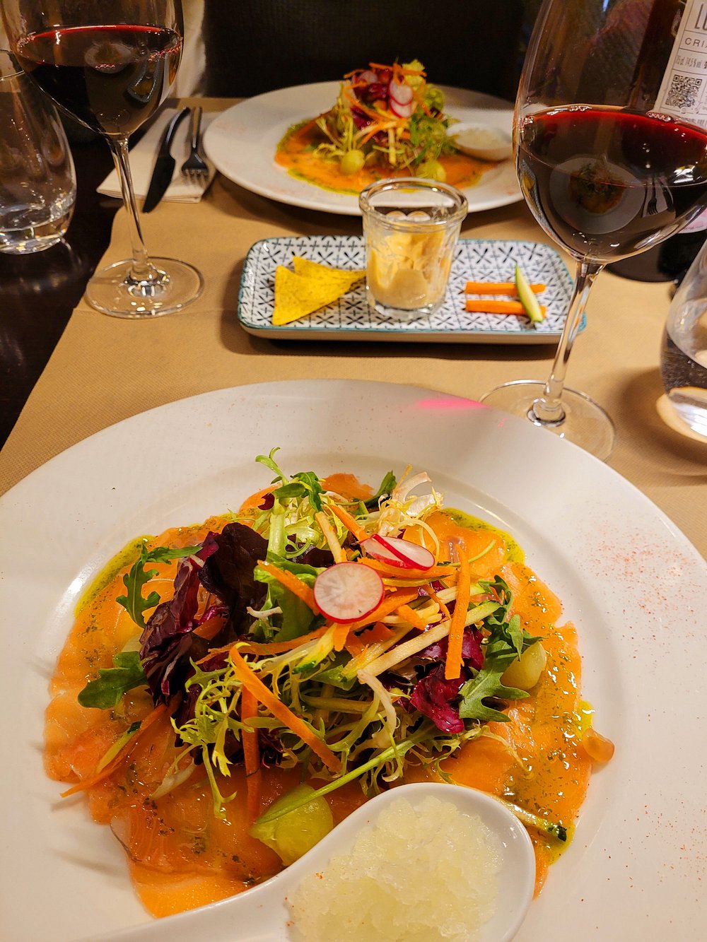 Parfait : plats, cadre, service qualitatifs. Parfait. Les mets étaient tops, la présentation et les vins proposés super. Le service très qualitatif, il y a du métier, car beaucoup de prestances. Calme et agréable. Vraiment super.