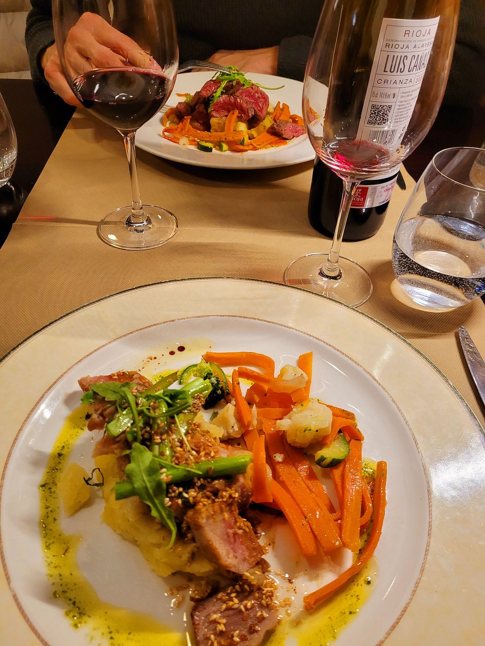 Parfait : plats, cadre, service qualitatifs. Parfait. Les mets étaient tops, la présentation et les vins proposés super. Le service très qualitatif, il y a du métier, car beaucoup de prestances. Calme et agréable. Vraiment super.