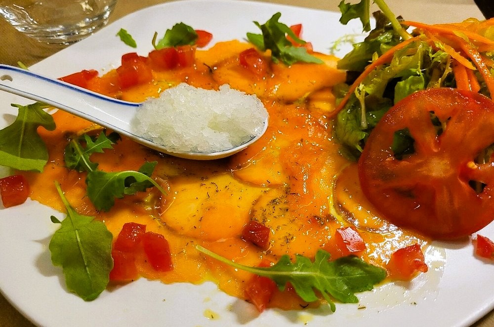 Explosion de saveurs. Un restaurant de qualité avec un personnel agréable, professionnel et très gentil. Des plats cuisinés avec amour et que des produits frais. À recommander ! 