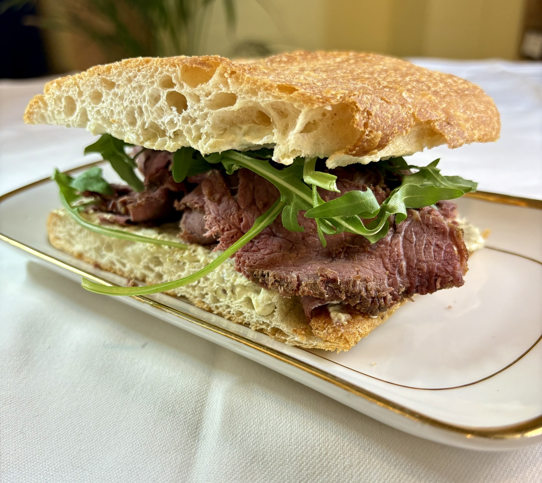 Gaudeix dels sabors del Pastrami Plat’in amb la nostra coca de Folgueroles, l'excel·lent Vedella d'Andorra, ruca i una irresistiblement fresca salsa tàrtara de iogurt natural.