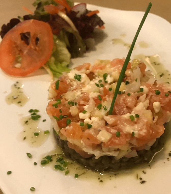 Tàrtar de salmó i formatge de cabra, amanida de llenties