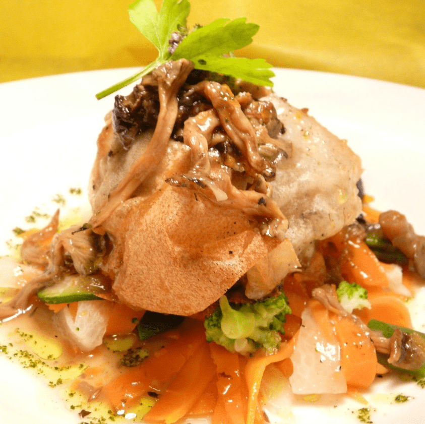 Cruixent de peu de porc amb bolets