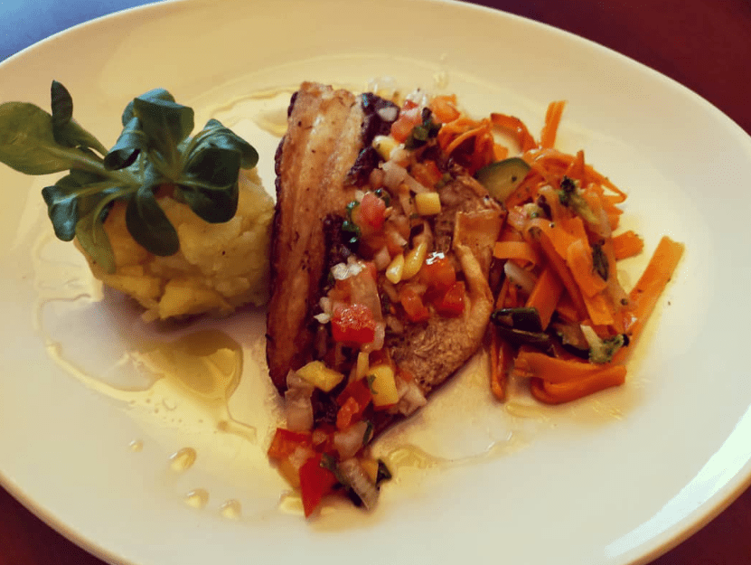 filet de orada a la brasa, tomàquet fresc i mango