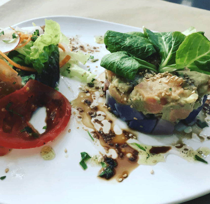 Ceviche de salmó, alvocat, patates bio i sèsam