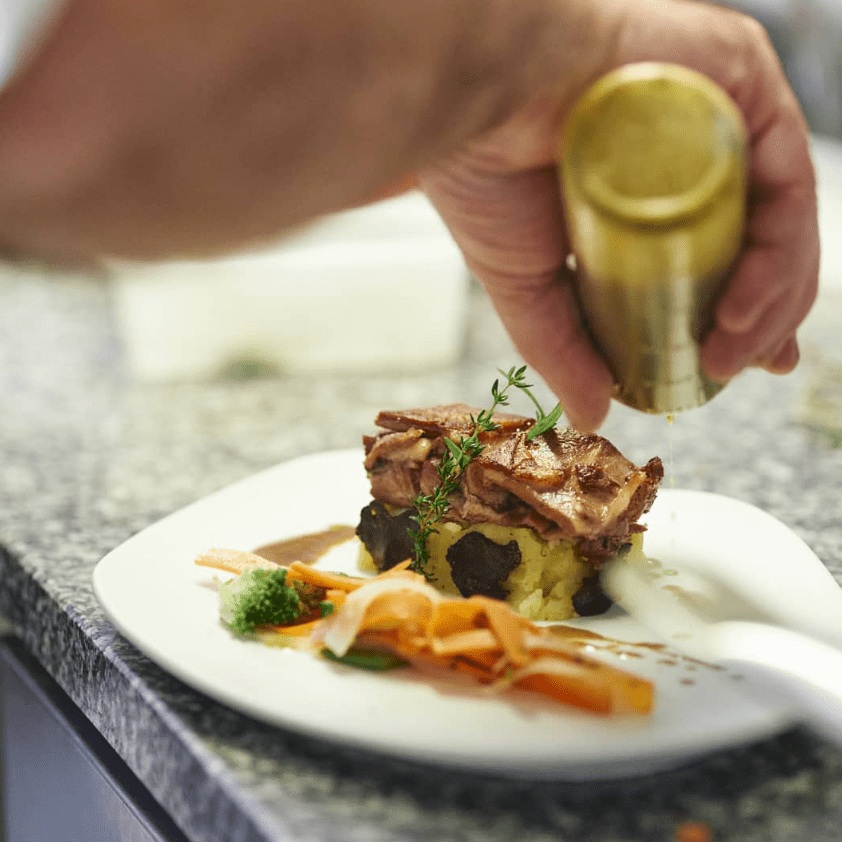 Entre els plats de les 14es jornades de cuina andorrana, hi trobaràs aquest excel·lent Parmentier de xai de Cortals LLumeneres, tòfona i suc de romaní. La veritat és que ens agraden els productes i els productors d'Andorra.