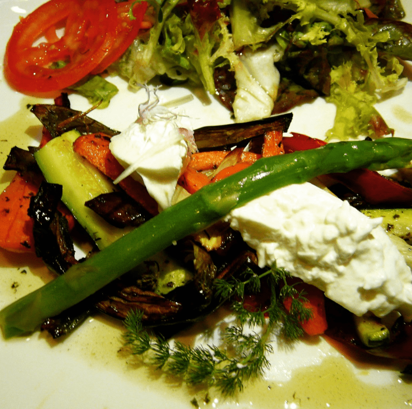 Amanida de verdures a la brasa amb burrata di bufala