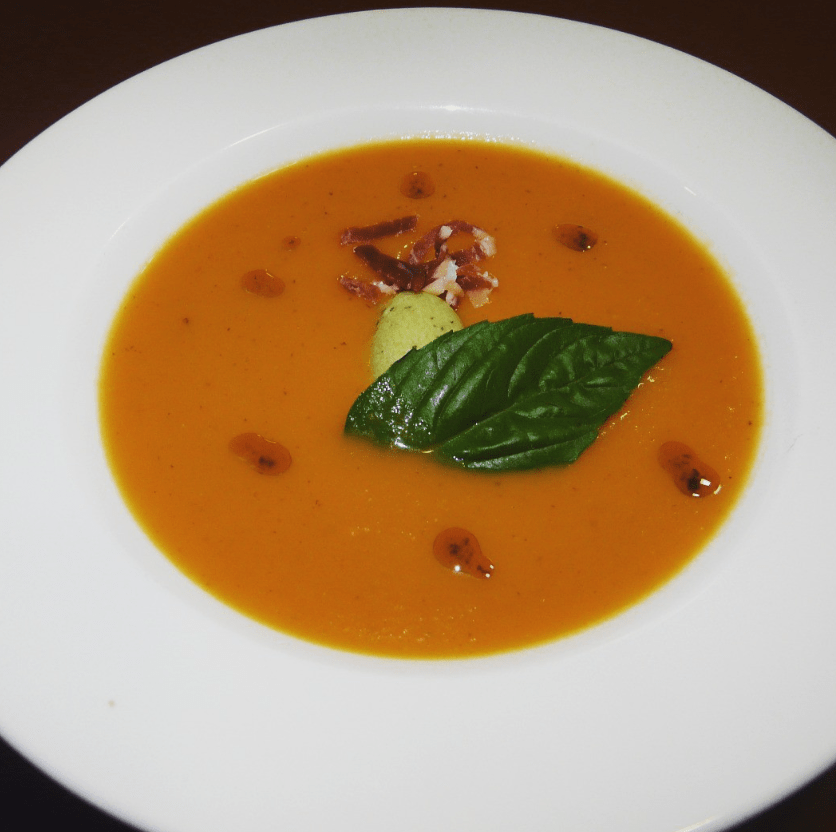 Sopa de tomaquet rostit, sorbet de alfàbrega i juliana iberic