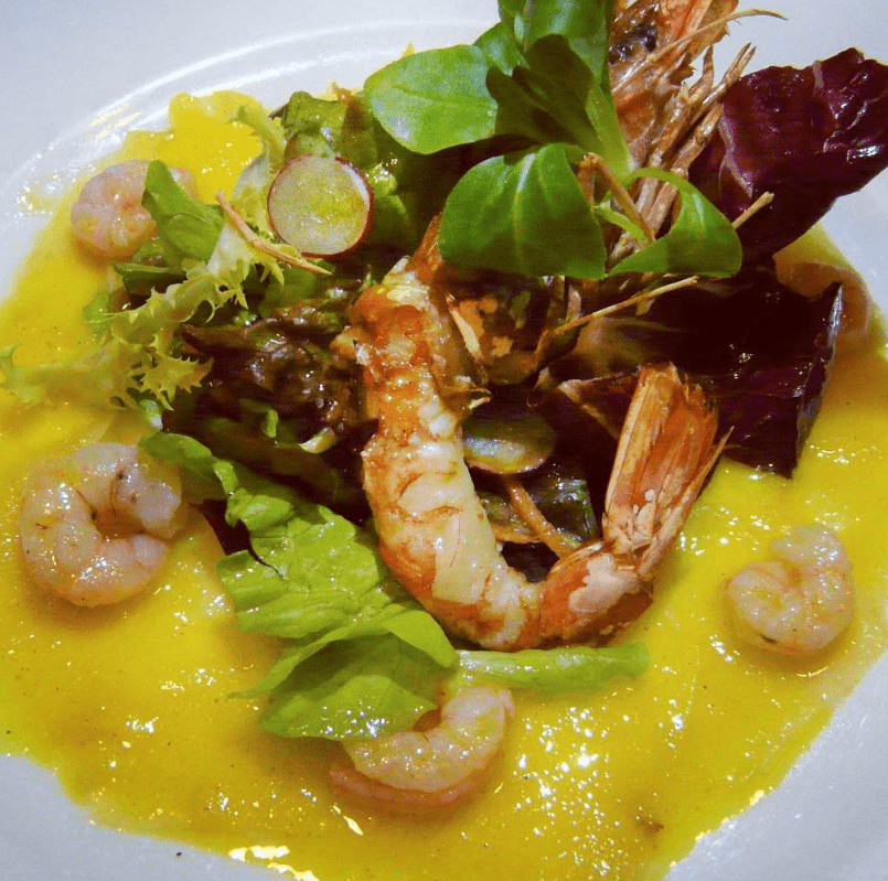 Amanida de gambes, caroaccio de pinya i curcuma del nostre menu executiu