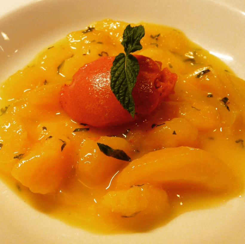 Ja estem aqui. Sopa de préssec, taronja, menta i sorbet de maduixes