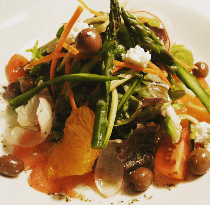 Amanida de taronja, feta, olives i espàrrecs del nostre menu executiu.