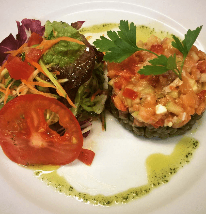 Tartar de salmo i formatge de cabra, amanida de llenties.