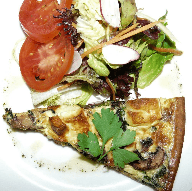 Quiche de xampinyons, espinacs, brie i amanida del nostre menu executi.