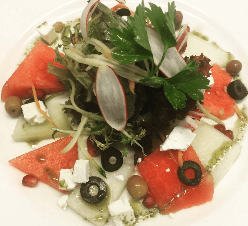 Amanida de melo, sindria, feta i olives!!