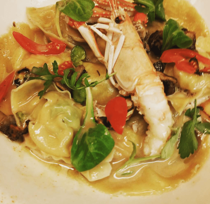 Ravioli de llamantol i escamarlans, rosinyols i porros.