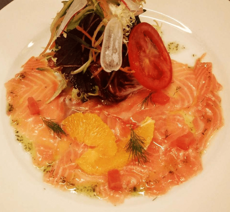 Carpaccio de samo marinat amb taronja i anet del nostre menu executiu
