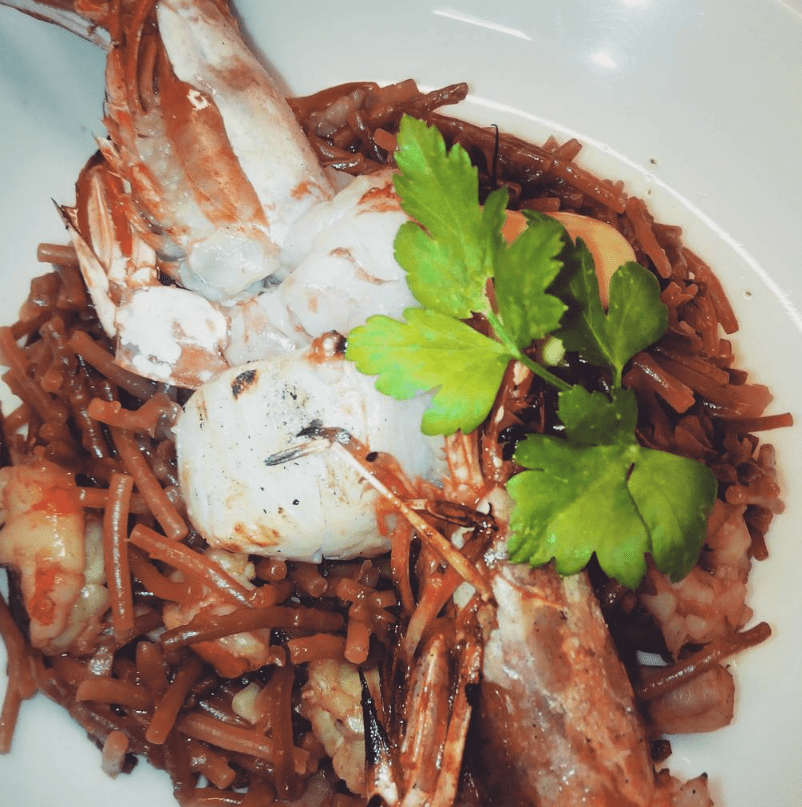 Broqueta de vieiras, gambas i fideus de pulpo. El nostre suggeriment d'avui