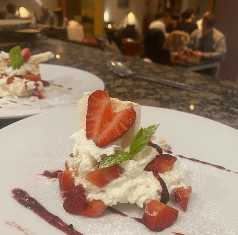Pavlova de maduixes! Plat’in, la qualitat de sempre, la frescor i el benestar.