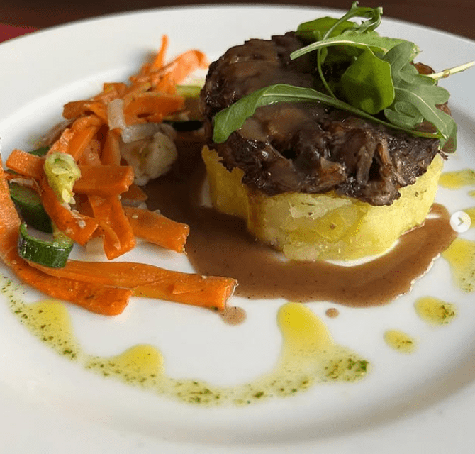 Comencen la setmana amb un plat ple de sabor, el nostre parmentier de cua de vedella d’Andorra.