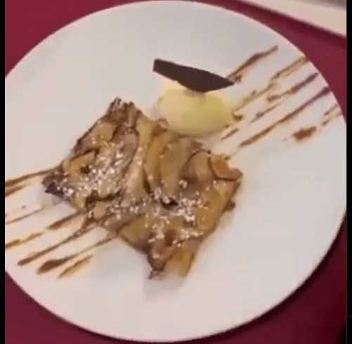 La nostra tarta de poma del menú, amb el seu gelat de melilot, directament del nostre forn a la taula.