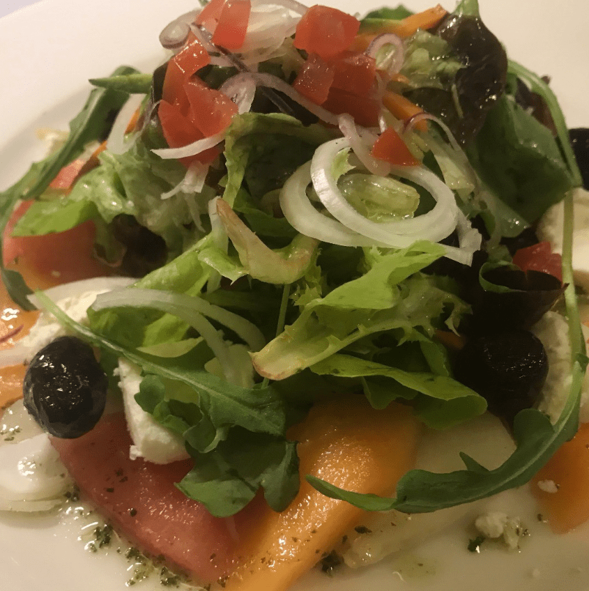 Amanida de meló, sindria, feta i olives