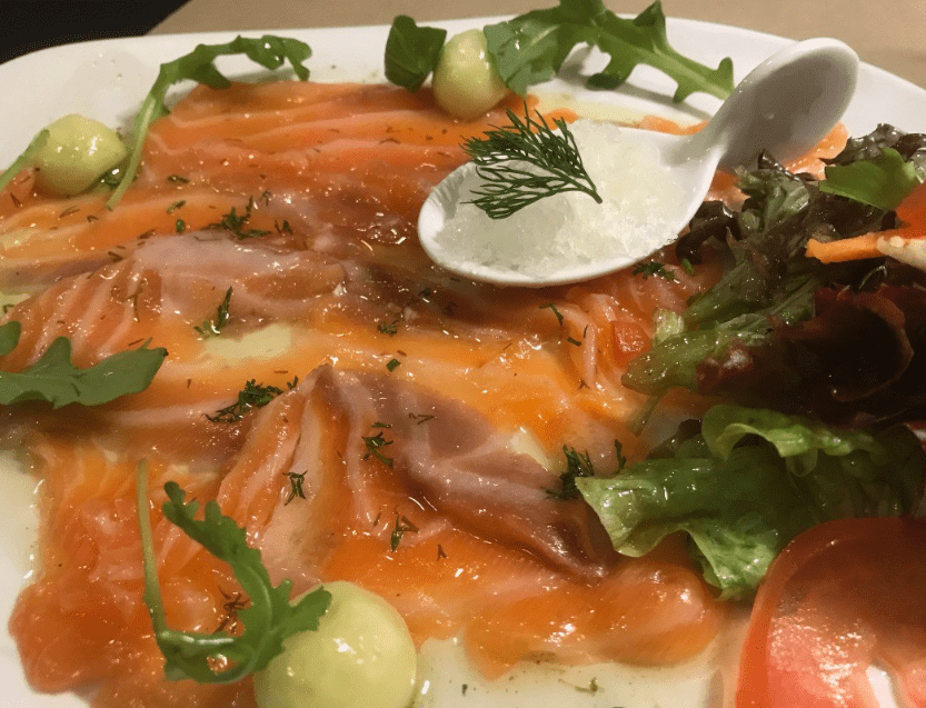 Carpaccio de salmó amb fonoll, cogombre i granitzat de gin tonic.