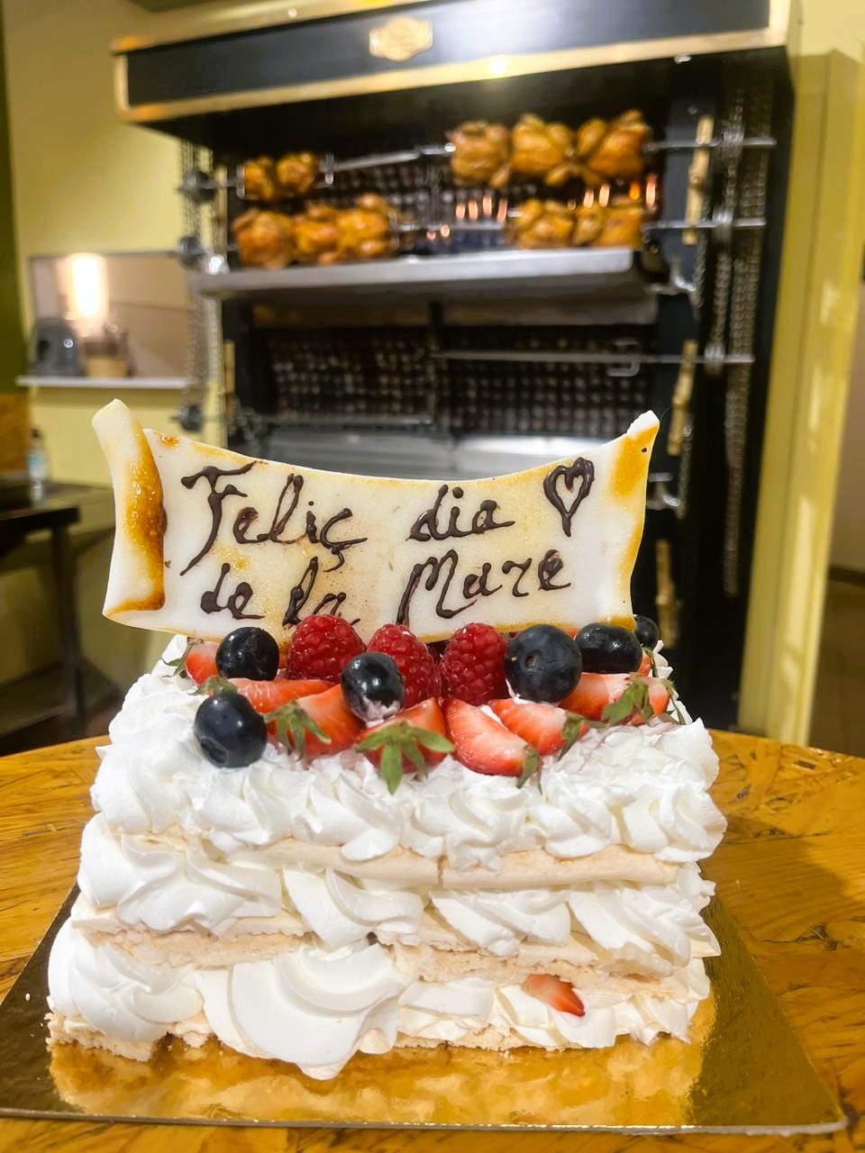 Regals per al dia de la Mare a Andorra. Pavlovià de fruits vermells, la millor sorpresa para el dia de la Mare. Unes postres molt lleugeres, un èxit assegurat. Fes la teva reserva al 830930