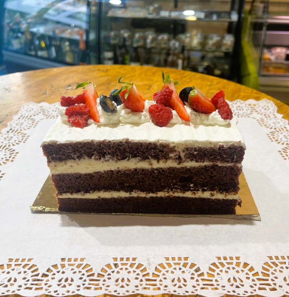 Alguna de les postres que oferim en els nostres menús per emportar-se o per als nostres càterings a domicili: "El "Red Velvet" (Vellut Vermell) és un dels pastissos més típics de la rebosteria americana.