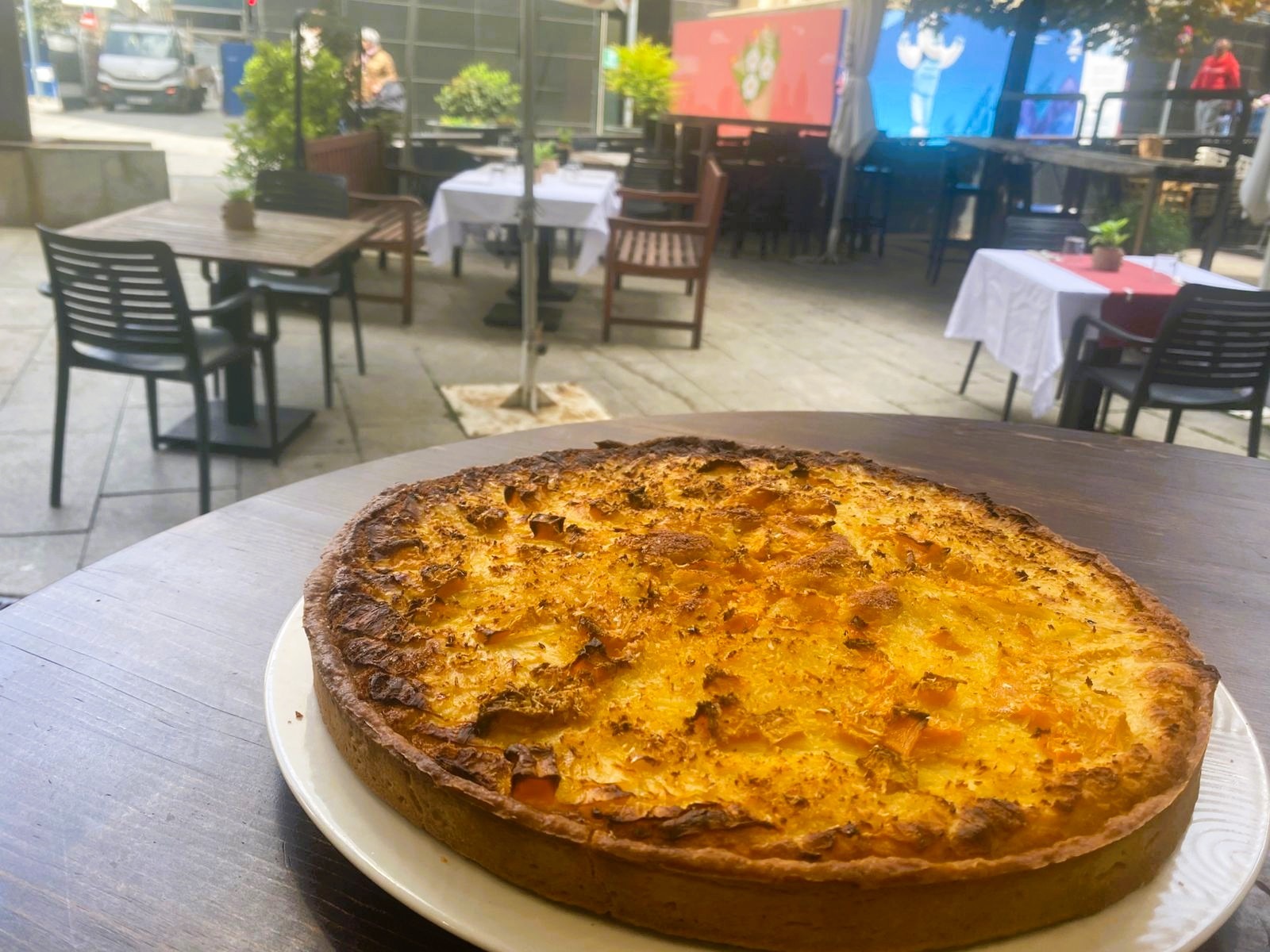 Menú executiu al GASTROBAR PLAT’IN RESTAURANT darrere la BANCA MORA al centre comercial d’Andorra la Vella accés per al centre comercial andorra CCA abans Escalè ENTRANTS Velouté de carabassa, espuma de llardons (L*) Musclos de “Bouchot” a la marinera de fines herbes Carpaccio de vedella d’Andorra, encenalls de parmesà, foie-gras (L*) Ou poché amb xampinyons, amanida de llenties Pappardelle artesans a la samfaina, tomàquet i mozzarella (L*)(C) Raviolis de llagostins amb ceps i estragó (+ 7 €)(L)(C) Amanida gormanda, pernil ibèric, confitat d’ànec, foie gras, taronja i crostons (+ 8 €) (L)(*C) PLATS PRINCIPALS Onglet de bou a la brasa, patates saltejades, pebrot i ceba Salmó en crosta de sèsam, oli de llimona Pollastre de pagès guisat amb xampinyons i estragó Tomàquet Monterosa rostit, cereals i verdures (V)(*C) Onglet de bou XXL a la brasa amb patates rostides (+ 7 €) Parmentier de xai d’Andorra, suc de romaní (+ 8 €) Hamburger Prèmium de vedella d’Andorra, foie, xampinyons (+ 7 €) (*C) Llom de tonyina amb sèsam i menta fresca (+ 7 €) POSTRES Peres amb almívar, risotto de vainilla (L) Fondant i gelat de xocolata (L)(C) Pastís de maduixes i nata (L)(C) Allau de fruites, sorbet de llimona (V) Pastís de xocolata, taronja i bergamota (+ 3,5 €) (L)(C) Preu del menú (primer, segon, les postres, aigua) – migdia 23,90 € nit i cap de setmana 26,20 € A LA CARTA – Primers 9,50 € – Segons 13,80 € – Postres 6,80 € Suplement per servei a terrassa 1,80 €