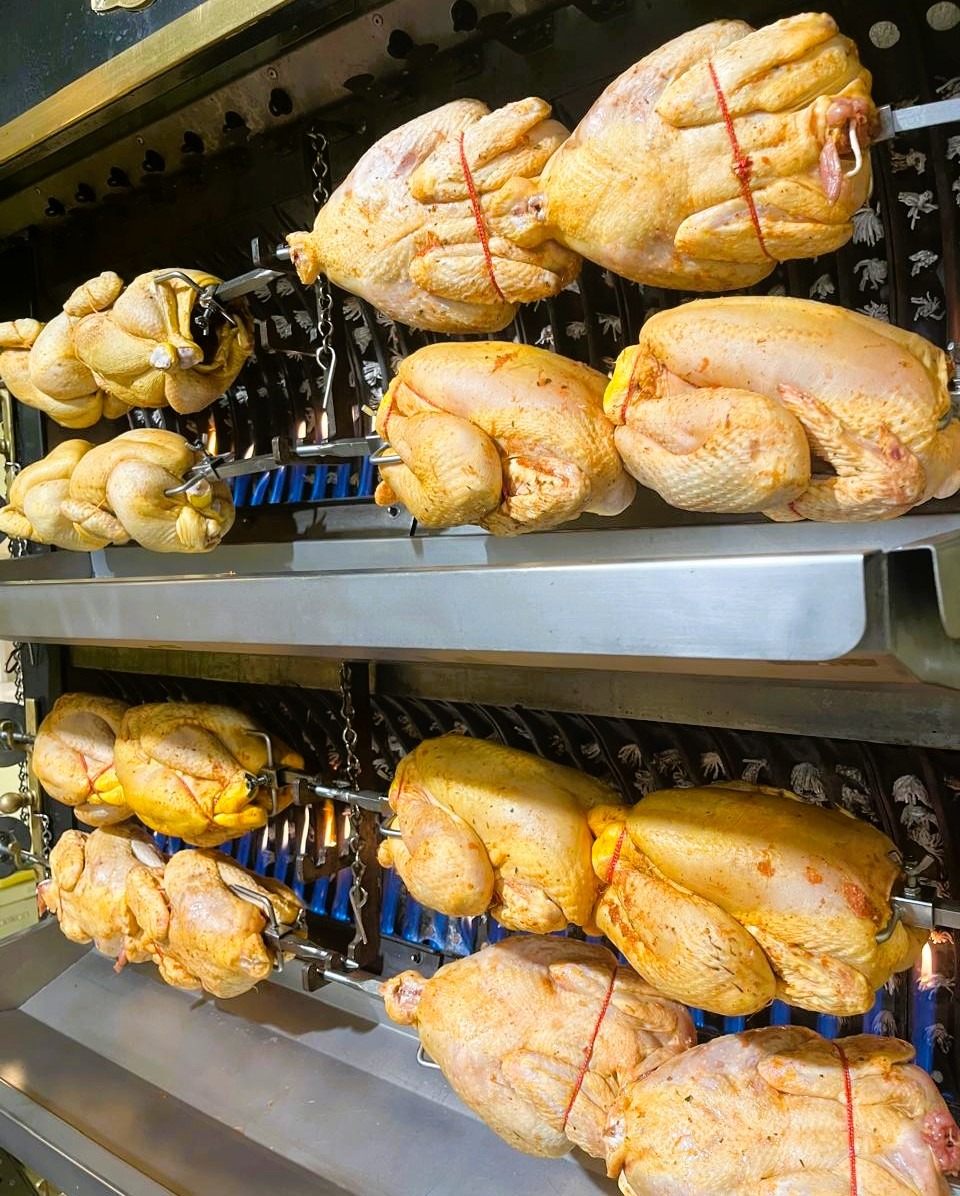 🔥 Pollastre a l'Ast prèmium – El gust autèntic de Plat’in Gourmet! 🍗✨ No és un pollastre qualsevol, és un pollastre de mida superior, fet el mateix dia i a punt per menjar! 🍽️ Acompanyat de les seves patates casolanes de guarnició, és el plat perfecte per compartir i gaudir com cal! (A Plat’in ho fem tot nosaltres) ✅ Pollastre de qualitat, amb autèntic gust de pages 🔥 Cuit a l’ast per aconseguir una pell cruixent i una carn melosa 📅 Disponible de dimarts a diumenge! 📞 Truca i fes el teu encàrrec – El millor pollastre de festa t’espera! 📍 Plat’in Gourmet – On el gust i la tradició es troben! #PlatInGourmet #PollastreALAst #CuinaTradicional #SaborAutèntic #MenjarQueCaptiva #GastronomiaPremium #CuinaDeProximitat #ReservaJa #SaborsQueEnamoren #PollastrePrèmium #MenjarAmbEncant #PatatesDeGuarnició #BrasaPerfecta #OnMenjarBé #CuinaAmbPersonalitat #SaborsIrresistibles #AndorraTaste #PlatsExcepcionals #PassióPelProducte #CuinaCasolana#Restaurantacasa #Restaurantadomicili #cuinempertu