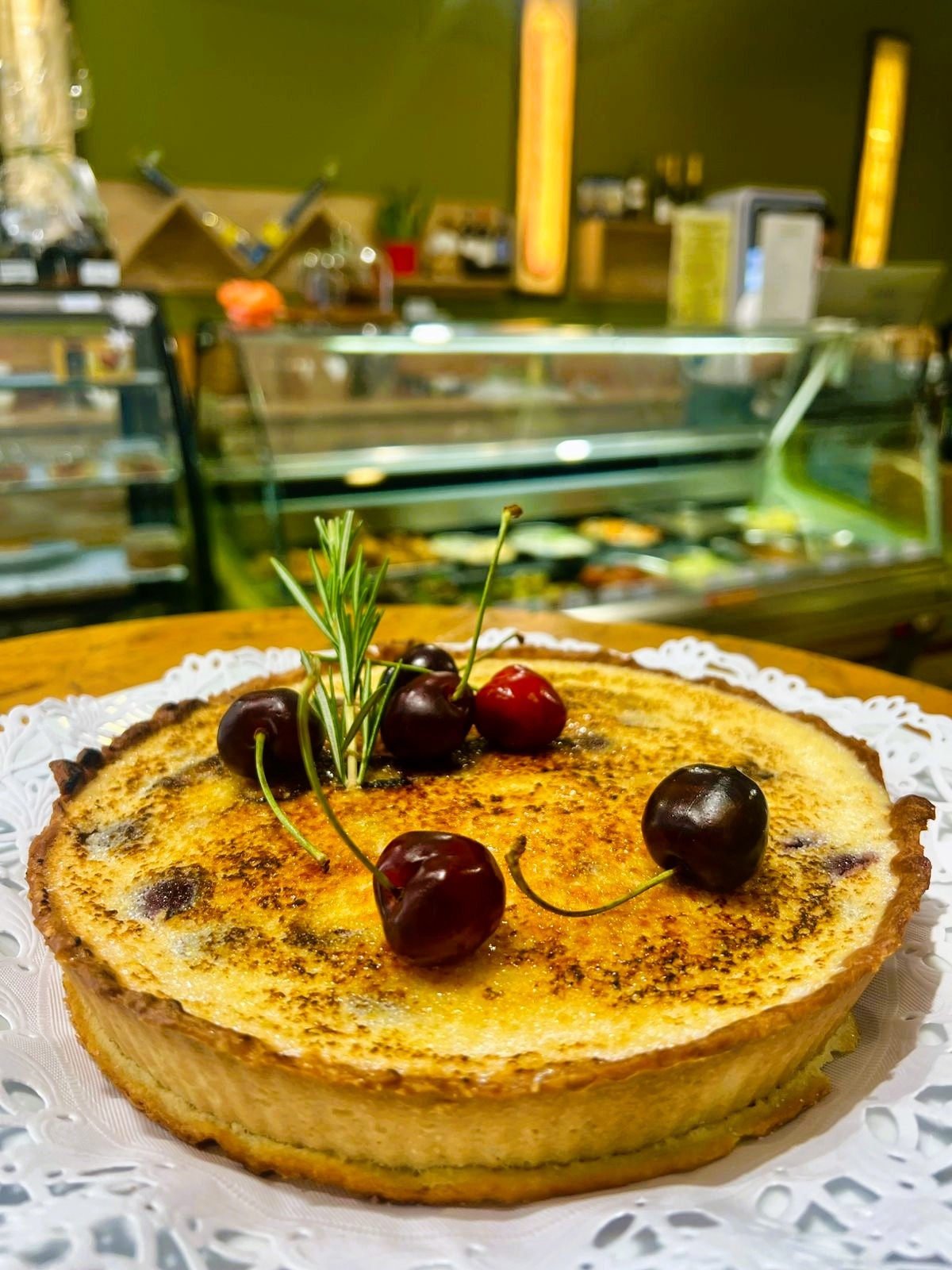 Sobra decir que el "clafoutis" es de cerezas. Este dulce, que solo data del siglo XIX, es como una tortita gigante de cerezas, pues la masa que las une consta tan solo de huevos, leche, azúcar y, en ocasiones, algo de mantequilla y harina.
