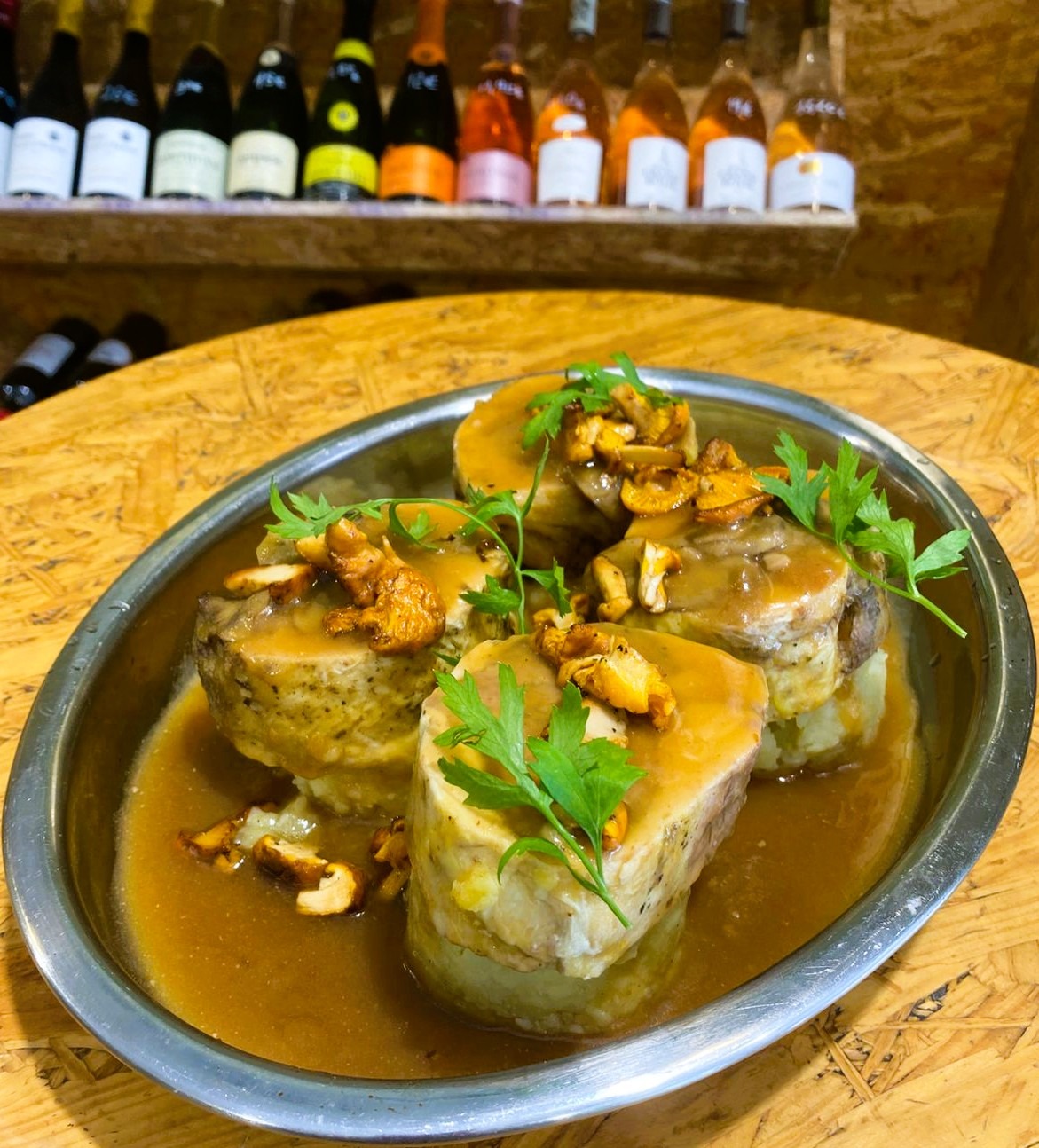 🍴 PLAT’IN GOURMET: el sabor que et segueix fins a casa Per als que busquen menjar d’alt nivell per emportar-se, a Plat’in Gourmet trobareu molt més que plats preparats: trobareu passió, cuina artesana i sabors que parlen de territori. ✨ Les nostres especialitats et sorprenen cada setmana, però n’hi ha que són ja autèntics imprescindibles: El pollastre farcit de l’Alt Urgell amb xampinyons i rossinyols, una delícia cuinada amb cura i arrels de muntanya. La safata d’embotits i formatges: una selecció gourmet per compartir, celebrar o simplement gaudir. I per als més llaminers… 🍰pastisseria d’estil francès. Sense conservats ni additius. La nostra pastisseria artesana, feta com abans: amb paciència, ingredients naturals i tot l’amor de l’equip Plat’in. No podràs marxar sense tastar-la. 📍 Vine a buscar el teu dinar o sopar i endú-te’n un tros d’Andorra amb tu. El sabor, la qualitat i l'estil — en format per emportar-se. Per menjar a la feina, a casa o per fer un pícnic. #PlatinGourmet #MenjarPerEmportar #CuinaDeMercat #PastisseriaArtesana #PollastreFarcit #AltUrgellEnElPlat #FormatgesIGust #SafataGourmet #SaborDeCasa #MenjarAmbPersonalitat #EmbotitsDelTerritori #RossinyolsITradició #FoodiesAndorra #CuinaAutèntica #DelíciesPerCompartir #PlatsAmbÀnima #MenjarBoSenseExcuses #RestaurantAndorra #TakeAwayGourmet #SaborQueAcosta #PlatDelDia #DeLaCuinaACasa #MenjarDeVeritat #TradicióIGust #PlatinEstil #Bolets #Setas #Yummy