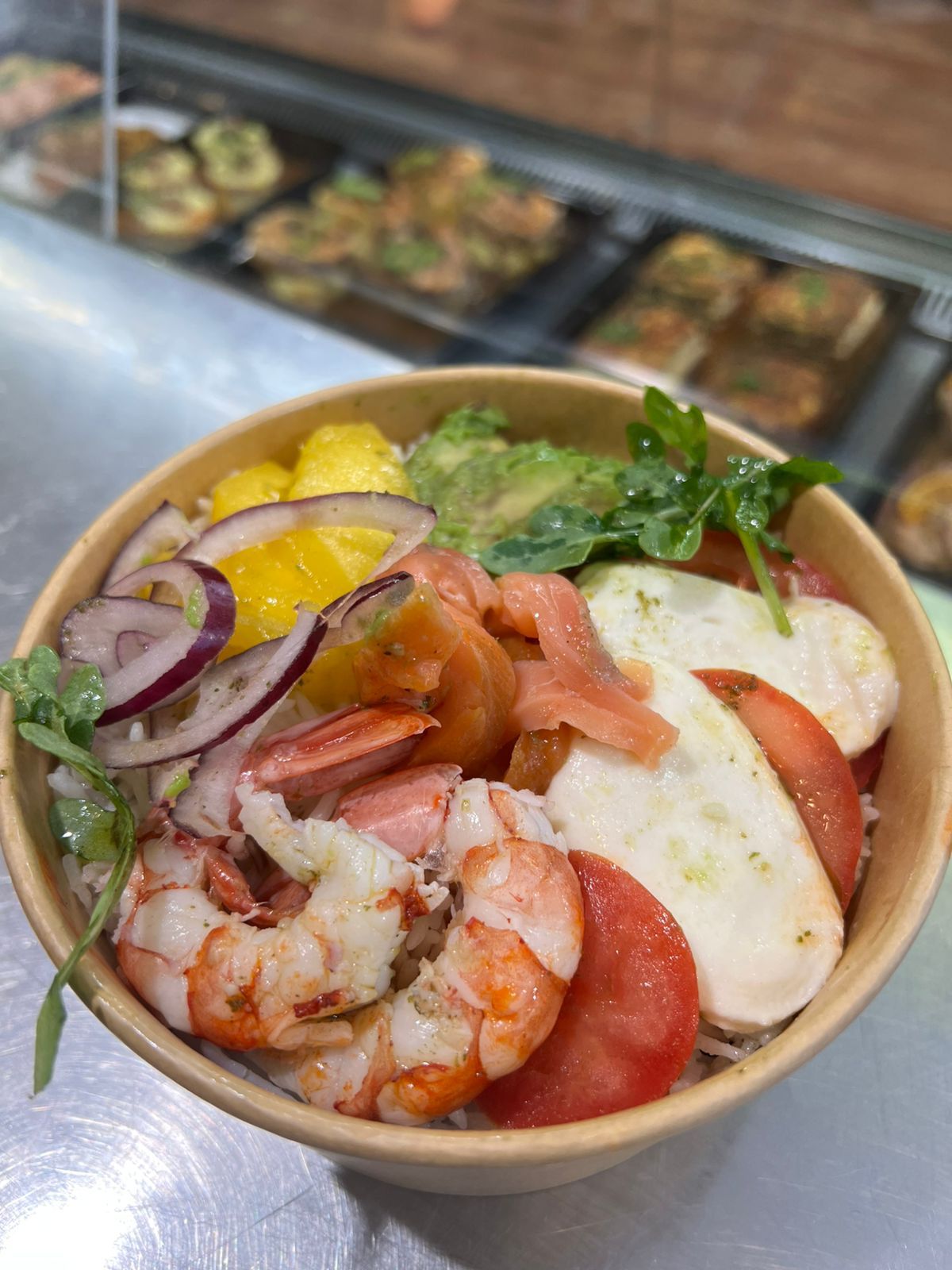 A Plat’in Gourmet Càtering Andorra, et presentem el nostre Bowl fresc i molt saborós: Una combinació irresistible de gambes sucoses, salmó fumat, mozzarella fresca, tomàquet, mango, alvocat, enciam i ceba vermella, tot sobre una base lleugera d’arròs.